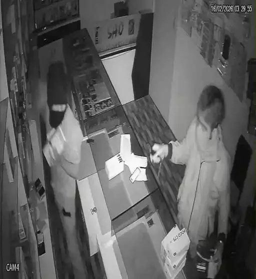 रायगढ़ में मोबाइल दुकान का शटर तोड़कर लाखों की चोरी, CCTV में दिखे 4-5 नकाबपोश चोर