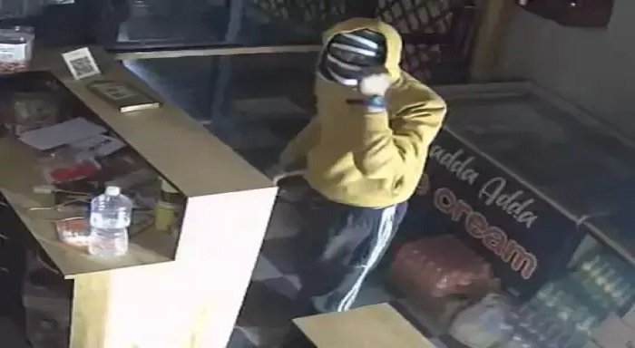 कोरबा के साडा अड्डा कैफे में चोरी, टूटा ताला और आधा खुला शटर देख मचा हड़कंप