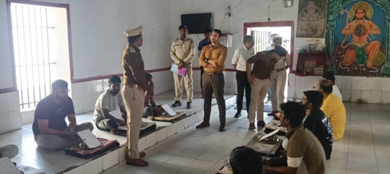 जिला जेल रायगढ़ में कलेक्टर मयंक चतुर्वेदी और एसपी शशि मोहन सिंह ने किया आकस्मिक निरीक्षण