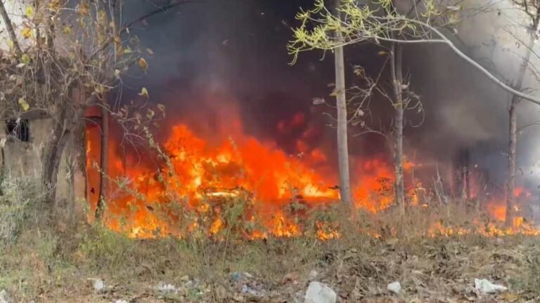 Korba: मेडिकल कॉलेज अस्पताल में भयानक आग, धुएं के गुबार में जले वाहन