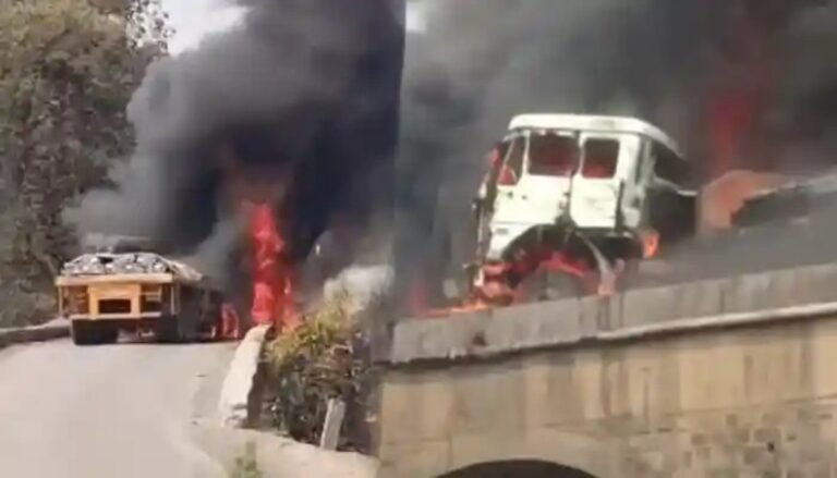 हाईवा-ट्रेलर की जोरदार टक्कर के बाद लगी आग, केबिन में फंसे ड्राइवर की जिंदा जलकर मौत