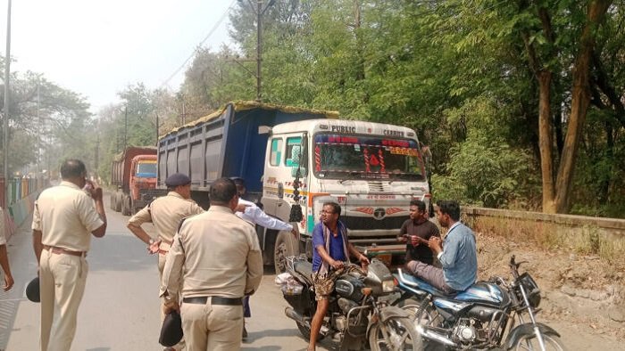 कोरबा पुलिस का कड़ा एक्शन: अवैध खड़ी मालवाहक गाड़ियों पर 283 के तहत कार्रवाई, पुलिस लाइन भेजा गया वाहन