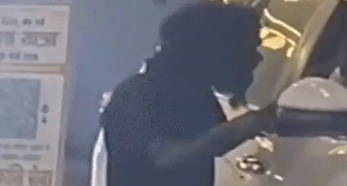 कोरबा में मानसिक रोगी युवक का सड़क पर खौफनाक हमला, कार चालक और परिवार की जान बाल-बाल बची