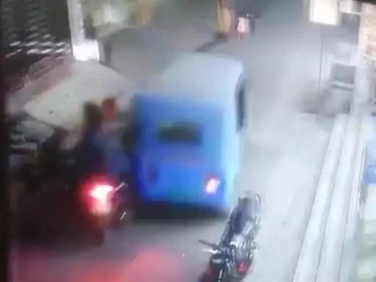 कोरबा में तेज रफ्तार ई-रिक्शा ने बाइक सवार महिला को मारी टक्कर, वीडियो सोशल मीडिया पर वायरल