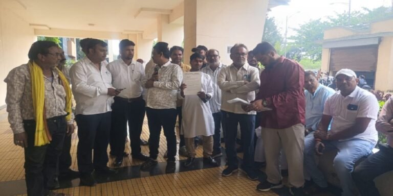 प्लास्टिक बोतलों में शराब बेचने का विरोध तेज, छत्तीसगढ़ बोतल संघ ने आबकारी आयुक्त को सौंपा ज्ञापन