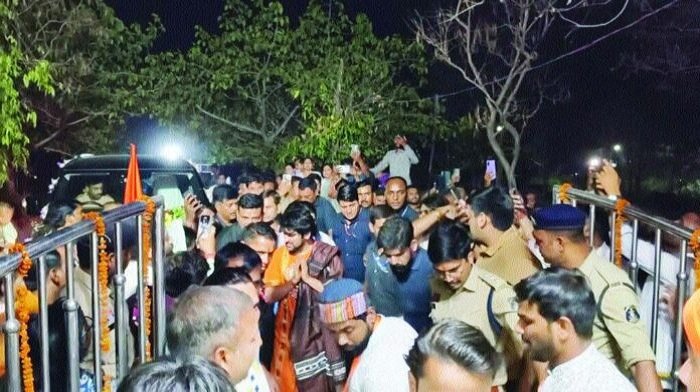 कटघोरा के हनुमानगढ़ी मंदिर में अचानक पहुंचे पंडित धीरेंद्र कृष्ण शास्त्री, उमड़ा आस्था का सैलाब