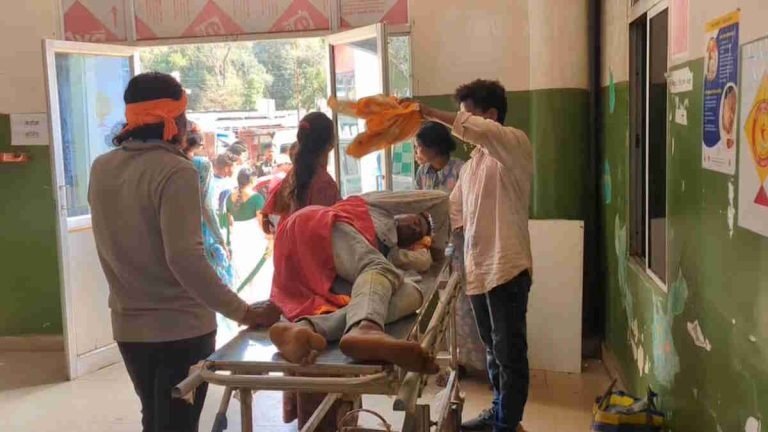 CG – शादी में जा रहे 39 लोगों से भरी पिकअप हादसे का शिकार, 2 की मौके पर मौत