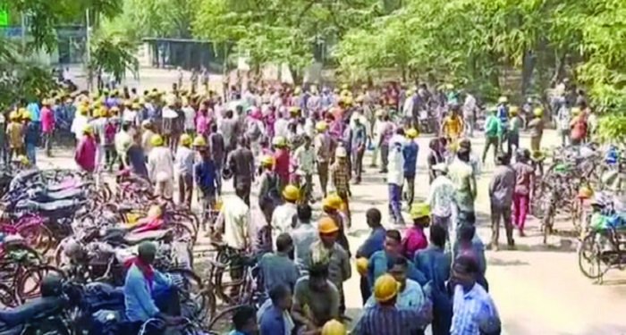 कोरबा में मजदूरों का हल्ला बोल: NTPC कर्मियों ने ओवरटाइम और वेतन दर को लेकर खोला मोर्चा
