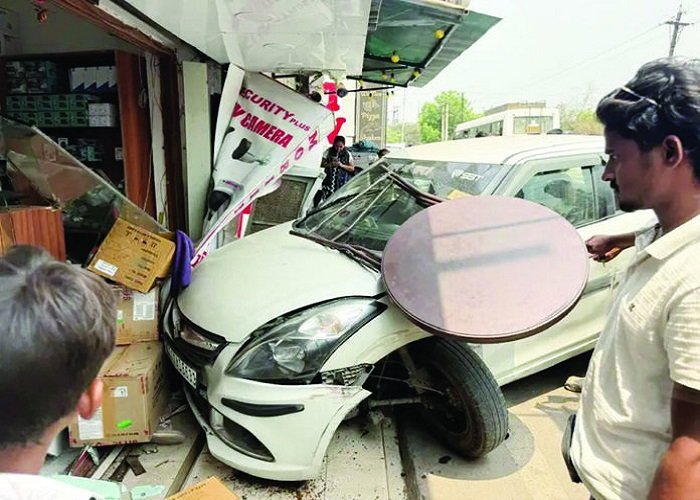 तेज रफ्तार कार ने मचाया कहर: नशे में धुत युवकों की गाड़ी मोबाइल दुकान में घुसी, तीन गिरफ्तार