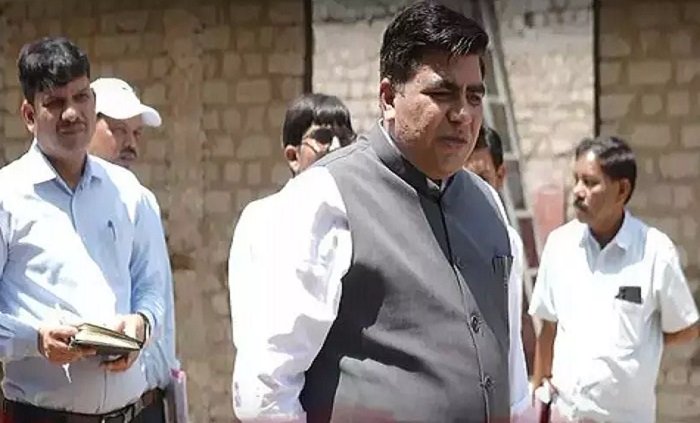 घटिया निर्माण पर कलेक्टर का सख्त एक्शन, ठेकेदार को लगाई कड़ी फटकार, दरवाजे-खिड़कियां तुड़वाने के दिए आदेश