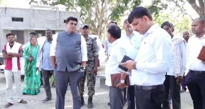 कोरबा: कलेक्टर कुणाल दुदावत ने ग्रामीणों से संवाद कर जानी समस्याएं, समाधान का दिया आश्वासन