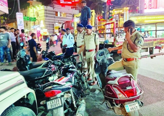 Korba News – मुख्य सड़क पर जाम के बाद प्रशासन की सख्त कार्रवाई, क्रेन से वाहनों को हटाकर ट्रैफिक व्यवस्था दुरुस्त करने की कोशिश