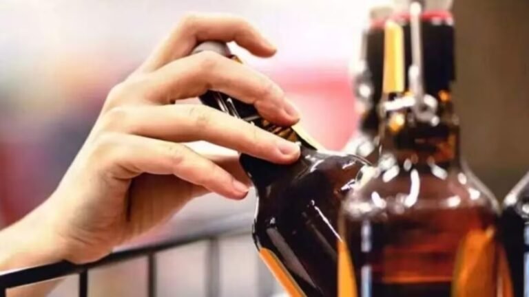 CG – प्लास्टिक बोतलों में बिकने लगी देसी शराब, पुराने स्टॉक खत्म होते ही नई सप्लाई शुरू