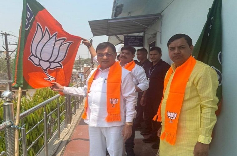 कोरबा में भाजपा स्थापना दिवस पर मंत्री लखनलाल देवांगन ने फहराया पार्टी ध्वज, कार्यकर्ताओं में दिखा उत्साह