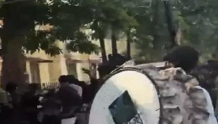 बिलासपुर में उर्स के दौरान बवाल! थाने के सामने दो पक्षों में जमकर मारपीट, VIDEO वायरल
