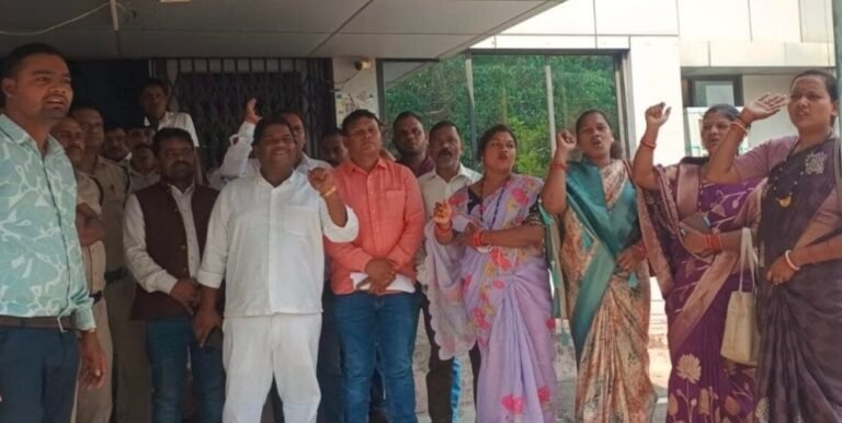 कोरबा में सियासी घमासान: जिला पंचायत कार्यालय में अध्यक्ष पवन सिंह समेत जनप्रतिनिधियों का धरना, सीईओ पर लगाए गंभीर आरोप