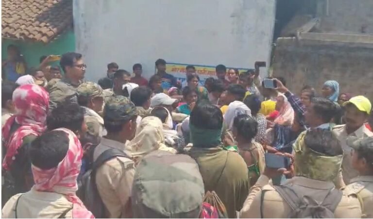 वन विभाग की टीम पर ग्रामीणों का हमला, अतिक्रमण हटाने पहुंचे डिप्टी डायरेक्टर को घेरा