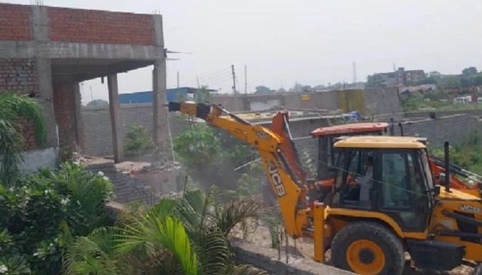 कोरबा में चला बुलडोजर: राताखार गणेश मंदिर चौक पर अवैध निर्माण ध्वस्त, भारी पुलिस बल तैनात