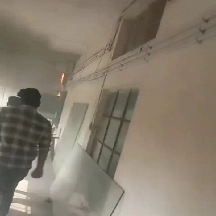 कोरबा नगर निगम के साकेत भवन में अचानक लगी आग, शॉर्ट सर्किट की आशंका; समय रहते टीम ने पाया काबू