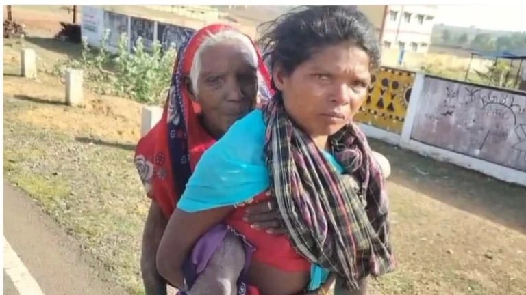 सड़क नहीं, गाड़ी नहीं… बहू ने सास को पीठ पर उठाया, पेंशन लेने 9 किमी पैदल चल कर पहुंची बैंक