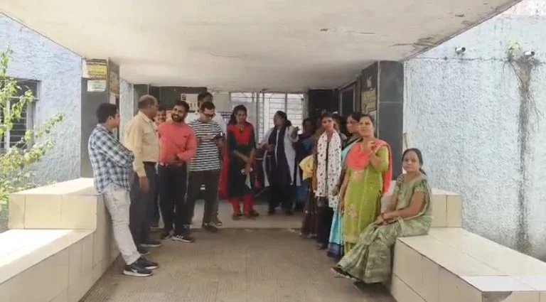 KORBA – संडे ड्यूटी को लेकर नेहरू शताब्दी चिकित्सालय में विरोध, कर्मचारियों ने रोका काम