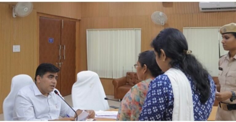 कोरबा जनदर्शन में गूंजीं जनता की समस्याएं, कलेक्टर कुणाल दुदावत ने दिए त्वरित निराकरण के निर्देश