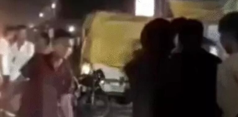 कोरबा में युवक की सरेआम पिटाई, 15 युवकों ने बीच सड़क पर बरसाए लात-घूंसे, हालत गंभीर