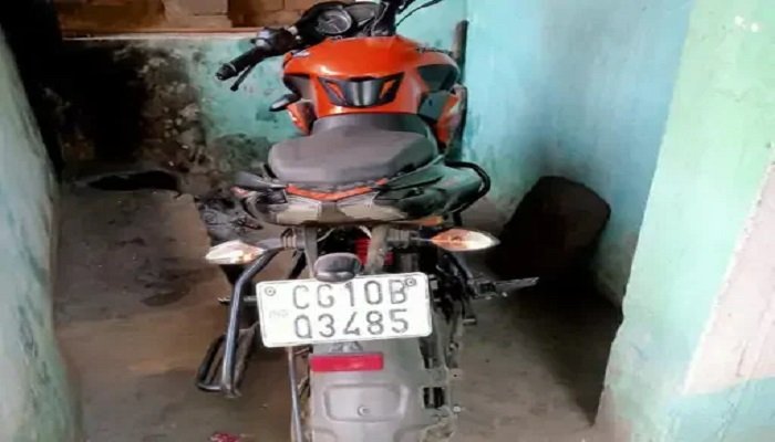 कोरबा में हाईवोल्टेज ड्रामा: युवक के साथ आपत्तिजनक हालत में मिली महिला, लोगों को देख बाइक छोड़कर भागा युवक