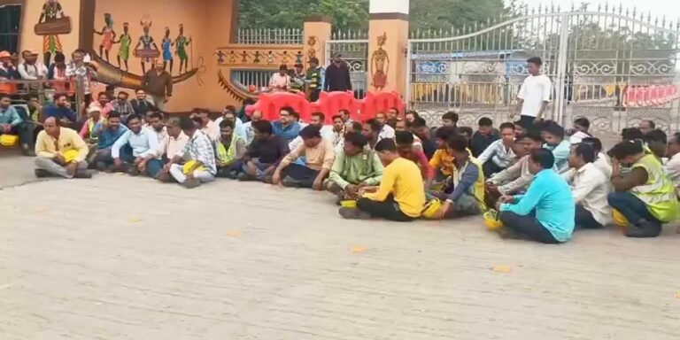 सक्ती: वेदांता पावर प्लांट के बाहर ठेका श्रमिकों का धरना, काम से हटाने पर भड़का विरोध