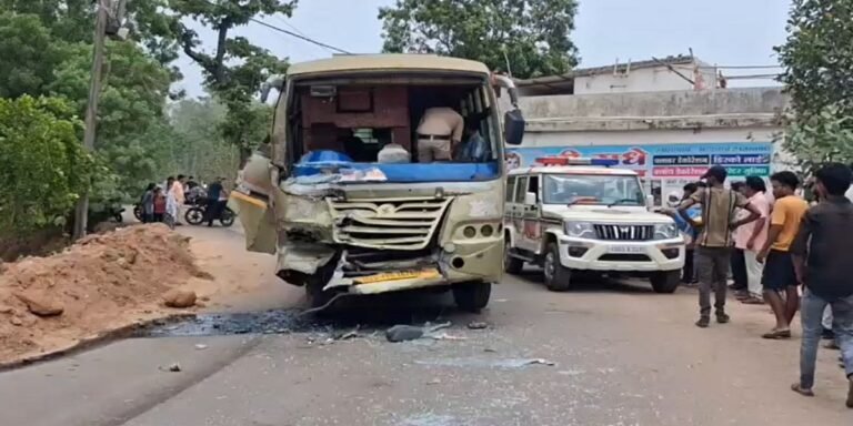 कोरबा में दर्दनाक एक्सीडेंट! ट्रक से भिड़ी यात्रियों से भरी बस, 50 सवारों में मची चीख-पुकार