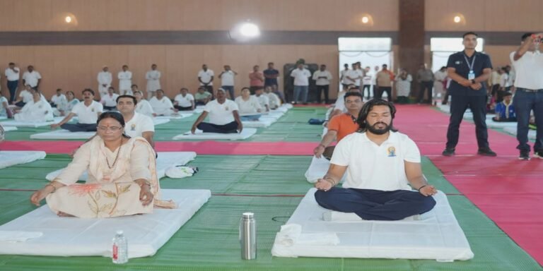 कोरबा में योग का महाकुंभ, मंत्री गुरु खुशवंत साहेब बोले- स्वस्थ समाज की नींव है योग