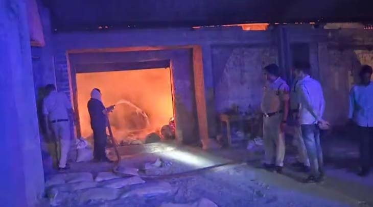 रायगढ़ में राइस मिल के गोदाम में भीषण आग, चावल-बारदाना और भूसा जलकर खाक, 5 घंटे बाद पाया गया काबू