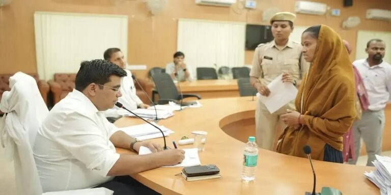 कोरबा जनदर्शन में उमड़ी जनता, कलेक्टर कुणाल दुदावत ने सुनीं 154 से अधिक शिकायतें