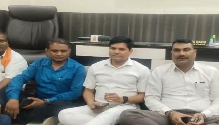 कोरबा निगम में बवाल: सभापति ने जमीन पर बैठकर किया काम, आयुक्त ने जारी किया नोटिस