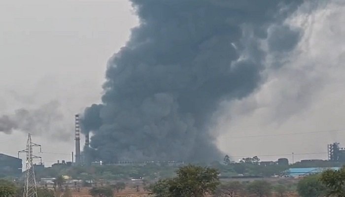 छत्तीसगढ़ में बड़ा अग्निकांड: मिवान स्टील प्लांट धूं-धूं कर जला, आसमान में छाया काला धुआं
