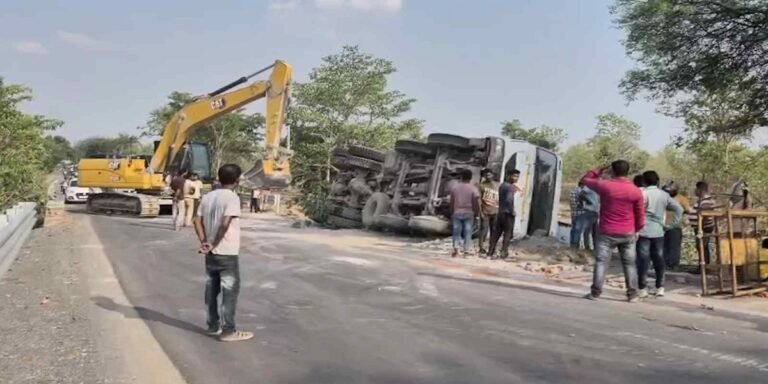 बीच सड़क पलटा राखड़ लोड ट्रक, घंटों थमी रही आवाजाही, अफरा-तफरी का माहौल