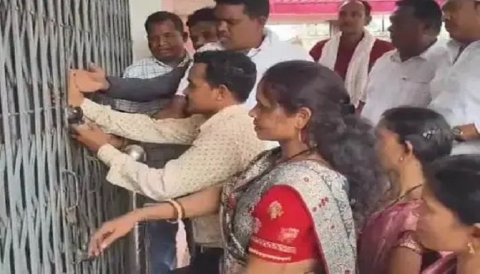 पोड़ी उपरोड़ा जनपद पंचायत में हंगामा: भ्रष्टाचार के आरोपों पर जनप्रतिनिधियों ने जड़ा कार्यालय में ताला
