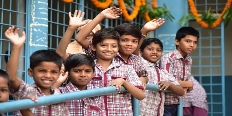 नए सत्र की शुरुआत: स्कूलों में गूंजी बच्चों की चहल-पहल, तिलक लगाकर किया गया स्वागत