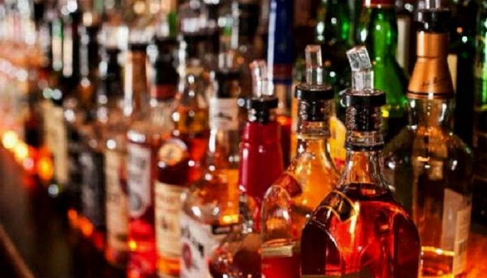 शराब दुकानों में ओवररेटिंग का बड़ा खुलासा: ग्राहक बनकर पहुंचे अफसर, 3 आबकारी उप निरीक्षक निलंबित