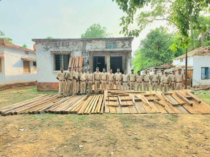कोरबा में वन विभाग की बड़ी कार्रवाई, 5 बड़े तस्करों के ठिकानों पर छापा, 5 लाख की लकड़ी जब्त