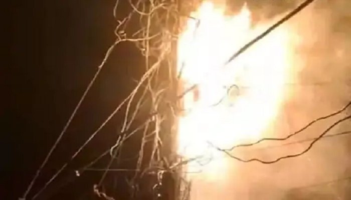 कोरबा में बिजली के खंभे में लगी आग, जलकर खाक हुए तार, इलाके में मची अफरा-तफरी