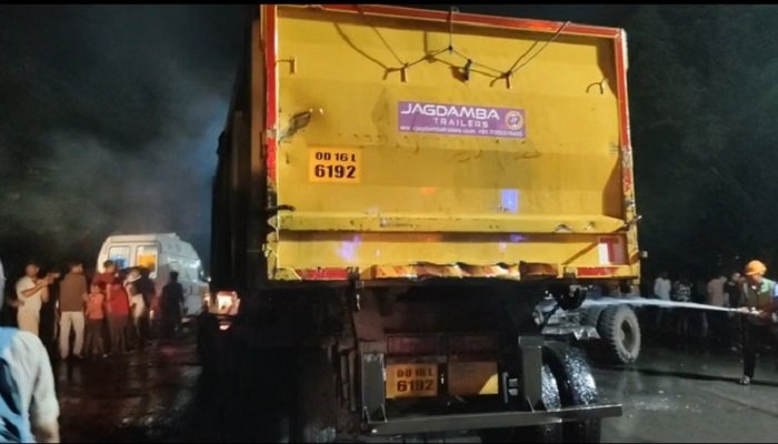 रायगढ़ में ट्रेलरों की जोरदार टक्कर से मची अफरा-तफरी, एक चालक जिंदा जला; दूसरे ने कूदकर बचाई जान