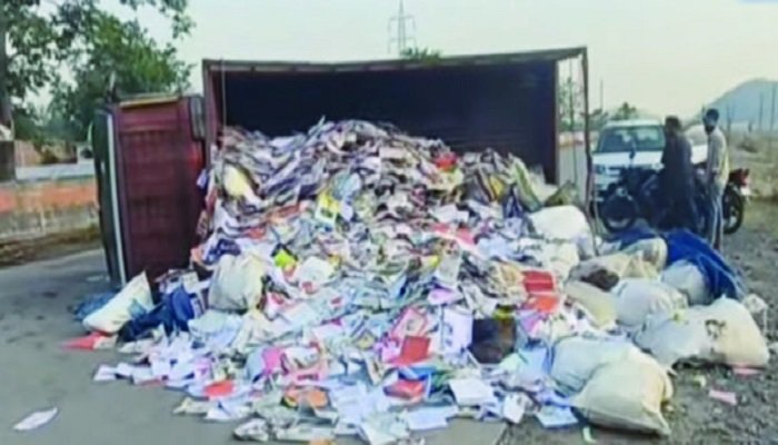 कोरबा में बड़ा हादसा टला: कागजों से भरी मिनी ट्रक सोनपुरी पुल के पास पलटी, चालक सुरक्षित