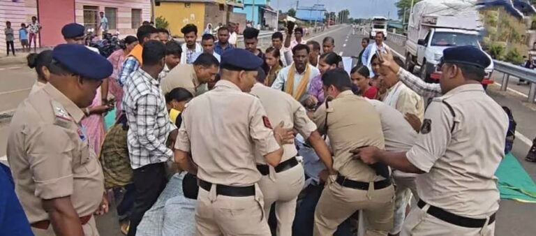 सैकड़ों ग्रामीणों के साथ सड़क पर उतरे बीजेपी नेता, NH-130 पर किया प्रदर्शन और चक्काजाम