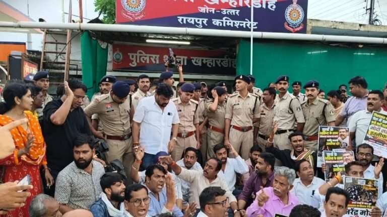 NEET विवाद पर छत्तीसगढ़ में सियासी संग्राम, थाने पहुंचे कांग्रेसी; बीजेपी नेताओं पर काउंटर FIR की मांग