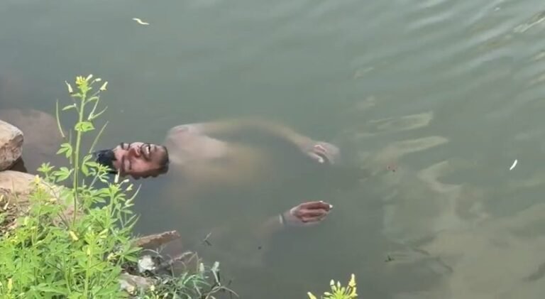 CG – तालाब में ‘लाश’ समझकर देखने उमड़ी भीड़, पुलिस ने जैसे ही छुआ… अचानक उठ बैठा युवक, मचा हड़कंप