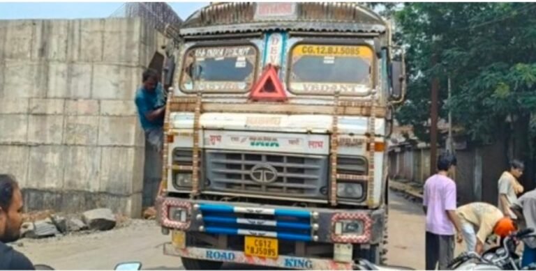 कोरबा में बड़ा हादसा टला: जनरल स्टोर के सामने खड़ी स्कूटी को 14 चक्का ट्रक ने मारी टक्कर, मालिक बाल-बाल बचा