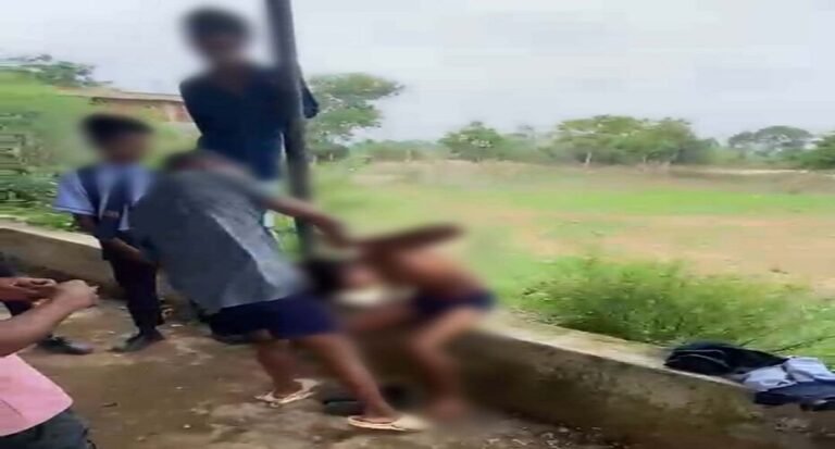 सक्ती में छात्र से हैवानियत! आत्मानंद स्कूल के स्टूडेंट को सुनसान जगह ले जाकर बेरहमी से पीटा, घटना VIDEO में कैद