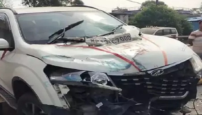 रात के अंधेरे में बड़ा हादसा: गाय सामने आते ही अनियंत्रित हुई कार, डिवाइडर से टकराने का CCTV वीडियो वायरल