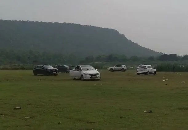 सूरजपुर में जानलेवा स्टंट! पर्यटन स्थल पर युवकों की खतरनाक कारबाजी, VIDEO हुआ वायरल